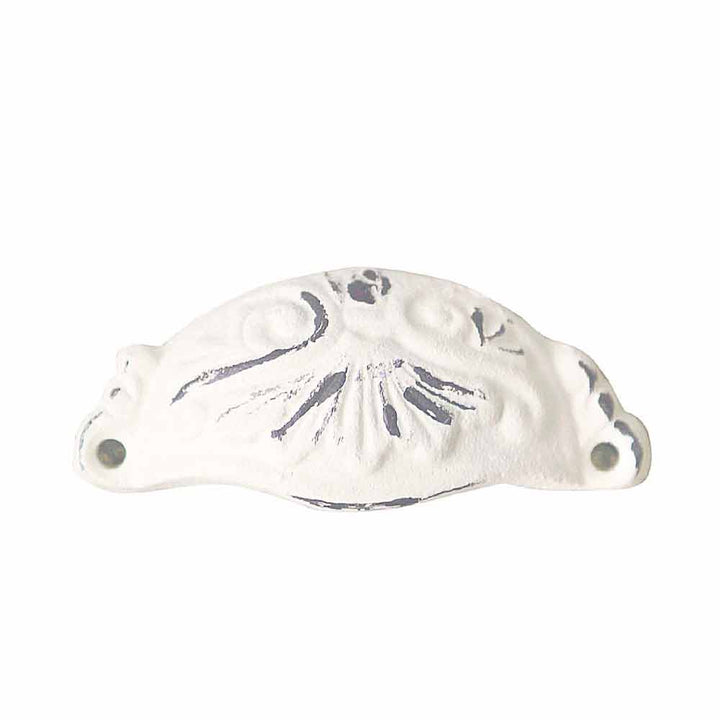 Ein Chic Antique - Möbelgriff Shabby Vintage mit kunstvollem, verwittertem Design und zwei Schraublöchern auf jeder Seite.