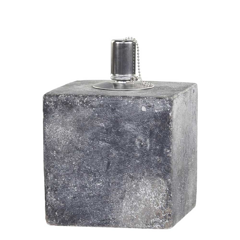 Eine Chic Antique - Öllampe aus Zementblock mit einer zylindrischen Metallkappe, die an einer Kette befestigt ist.