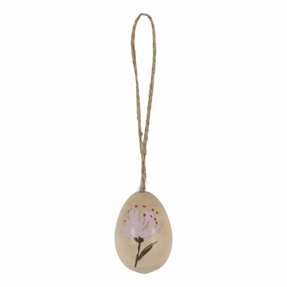 „Osterei in Holz mit Blumen“ von Chic Antique ist ein eiförmiges Ornament mit einem gemalten Blumenmuster auf beigem Untergrund.