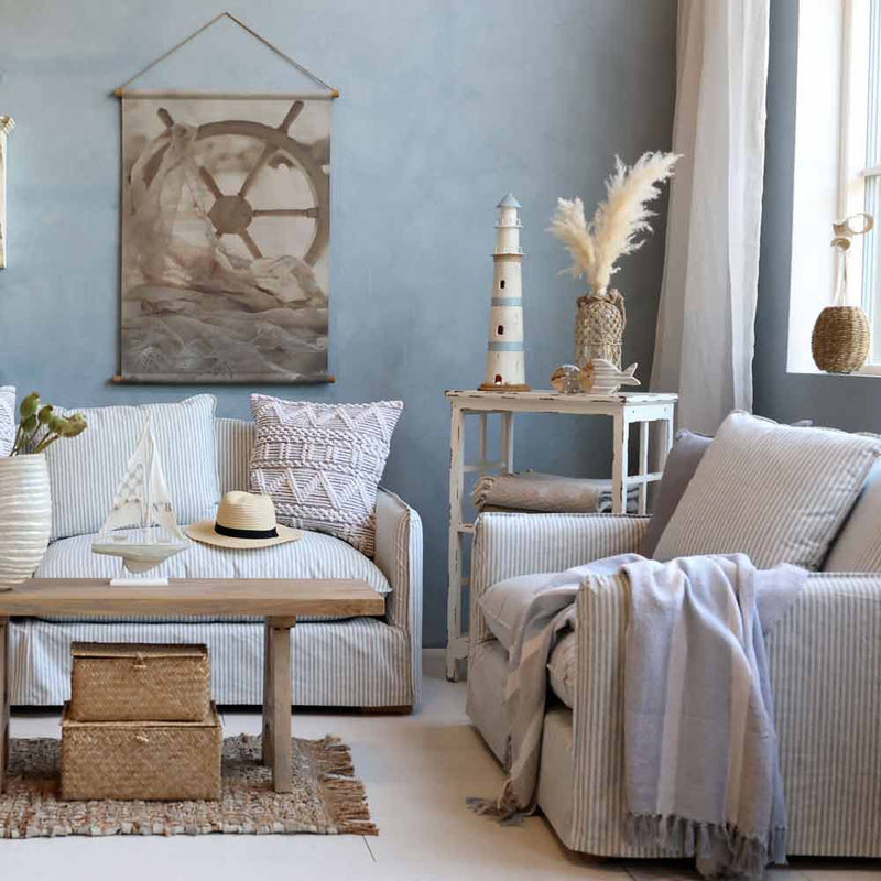 Graublaues Wohnzimmer mit gestreiften Polstern, Holz und einer hellen Decke