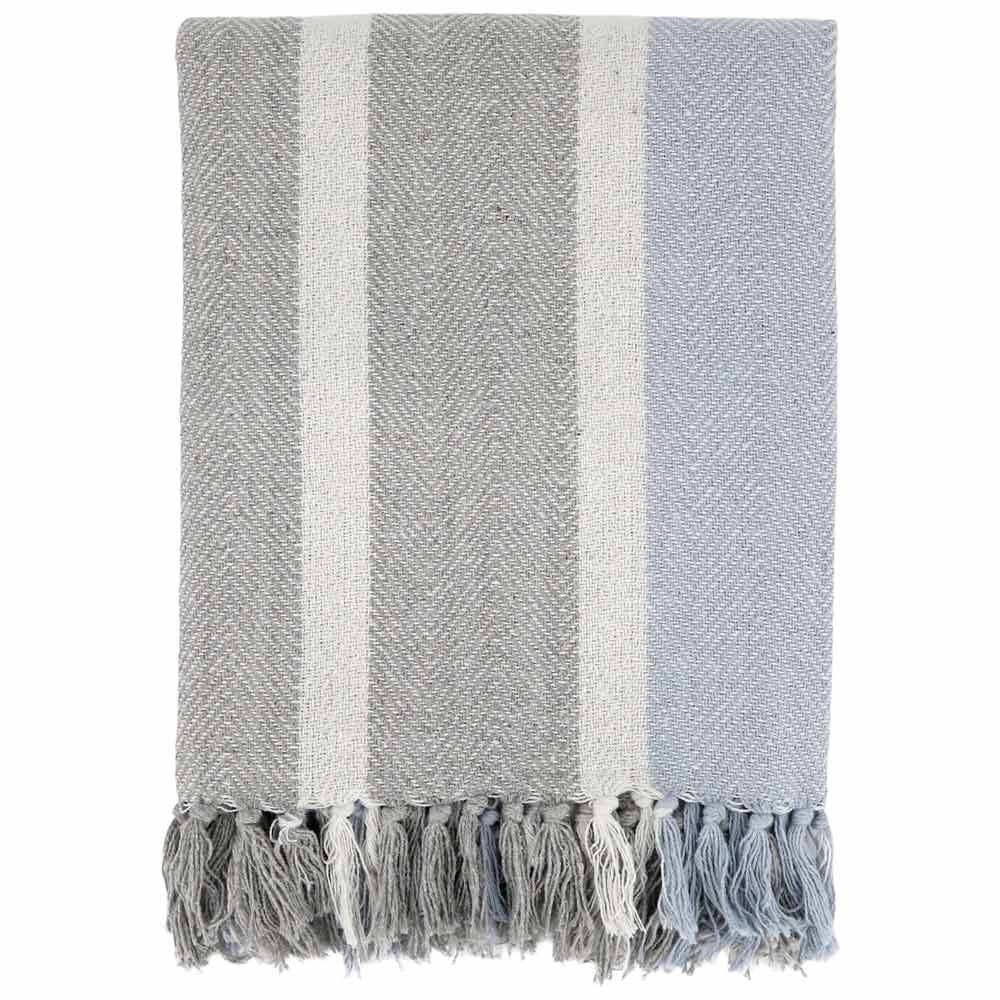 Die Chic Antique Plaid Kuscheldecke ist eine gemütliche graublaue gewebte Decke mit einem Chevron-Muster, Fransenquasten und stilvollen Streifen.
