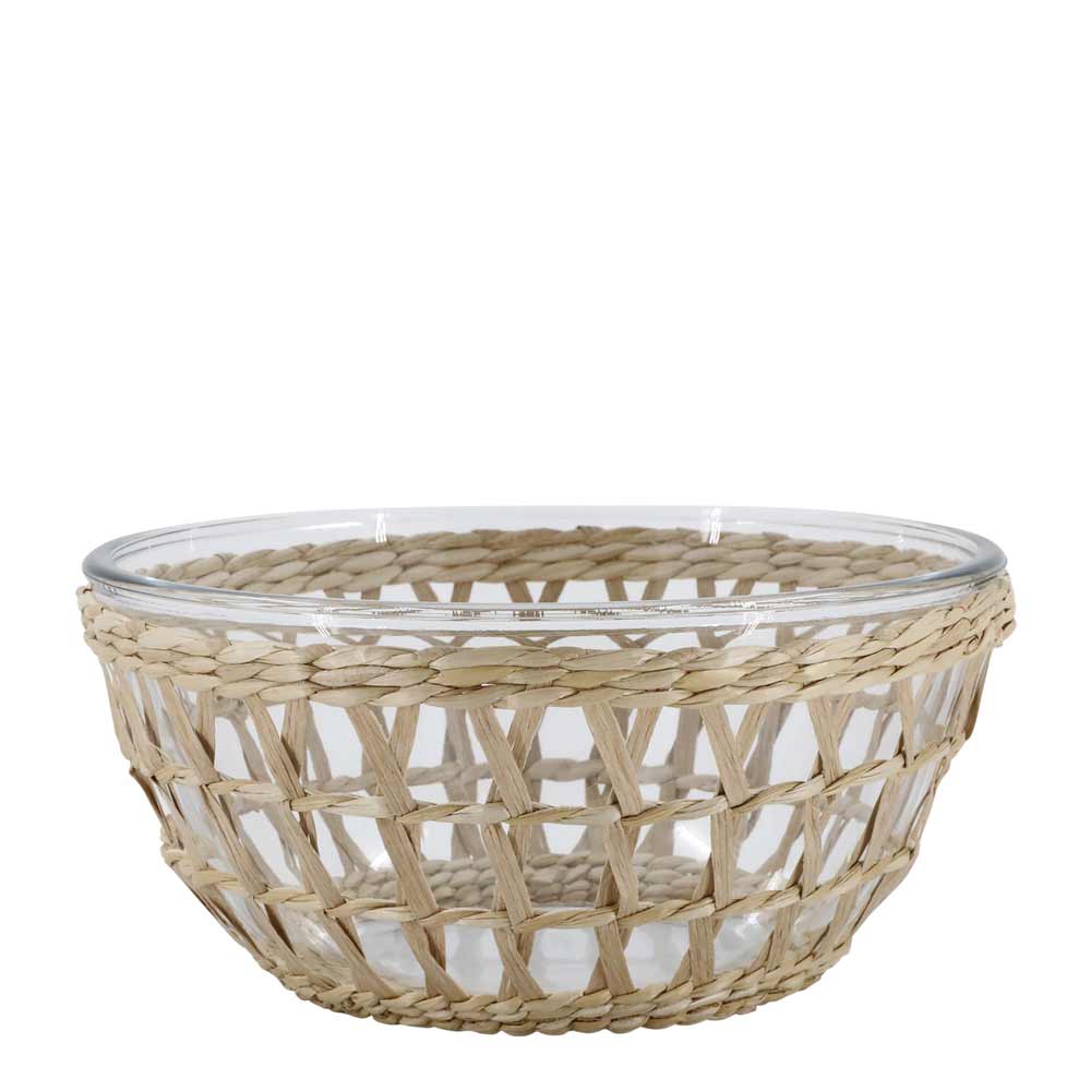 Die Chic Antique - Schüssel mit Flechtkorb ist eine durchsichtige Glasschale mit geflochtener Außenseite aus Korbgeflecht, runder Form und offener Oberseite.