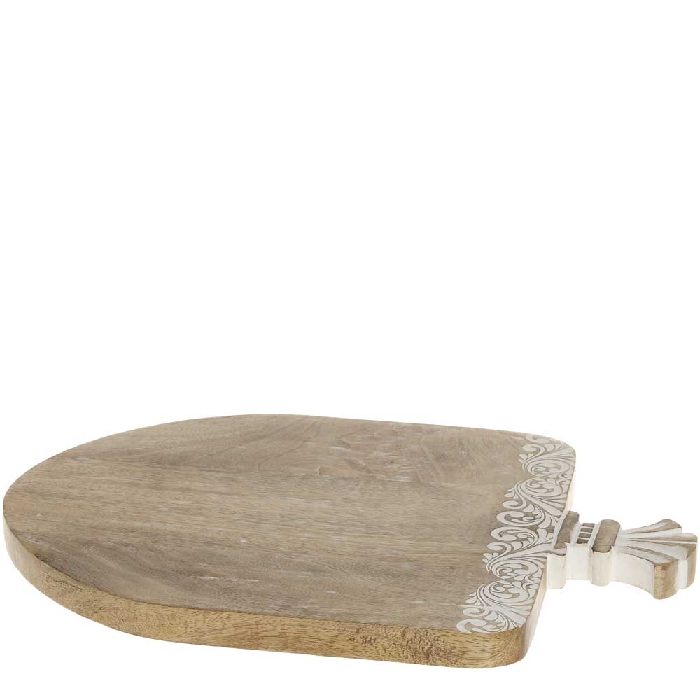 Ein Chic Antique - Tapasbrett Tours mit Ornament mit abgerundetem Ende und Griff, mit geschnitzten dekorativen Details an der Basis des Griffs.