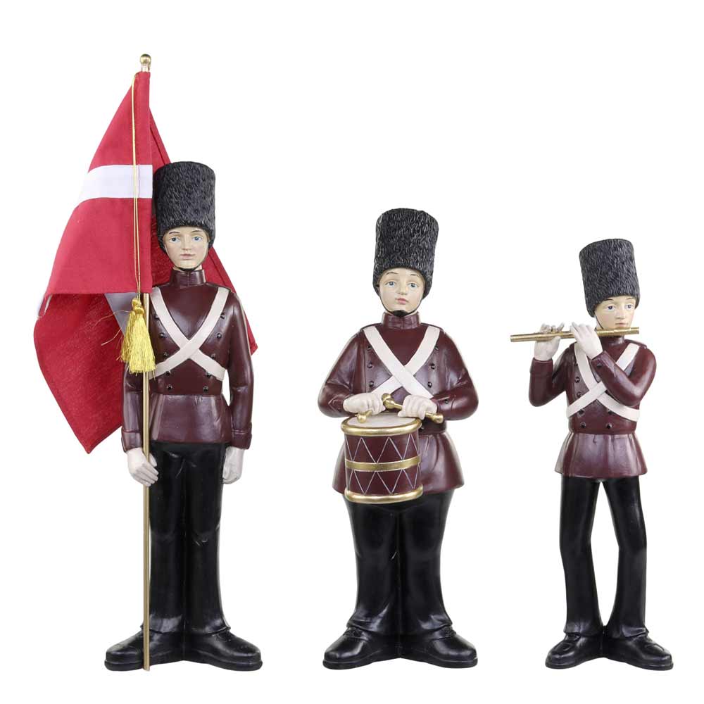 Das Chic Antique - Vintage Orchester 3er-Set enthält drei Figuren in zeremoniellen Uniformen: eine trägt eine Flagge, eine mit einer Trommel und eine andere mit einer Flöte.