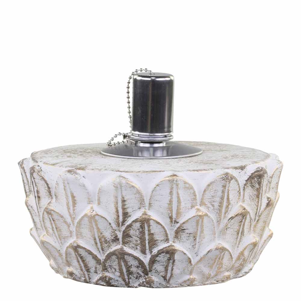 Eine Chic Antique - Öllampe Zement mit Goldmuster mit einer silbernen Metallkappe und einer daran befestigten Kette. Die Lampe weist ein geätztes, blattähnliches Muster und eine verwitterte weiße Oberfläche auf.