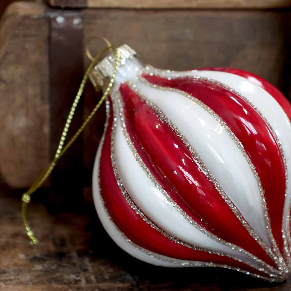 Chic Antique - Weihnachtskugel rot-weiß gestreift mit glitzer