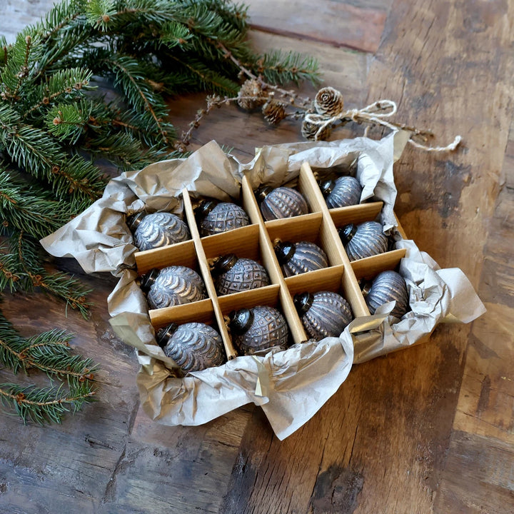 Chic Antique - Weihnachtskugeln in einer Schachtel 12er-Set antique mokka