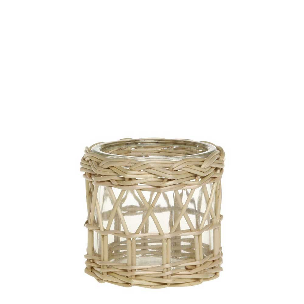 Ein kleines, geflochtenes Chic Antique-Windlicht mit einer Außenseite aus geflochtenem Korbgeflecht und einem Kreuzmuster.
