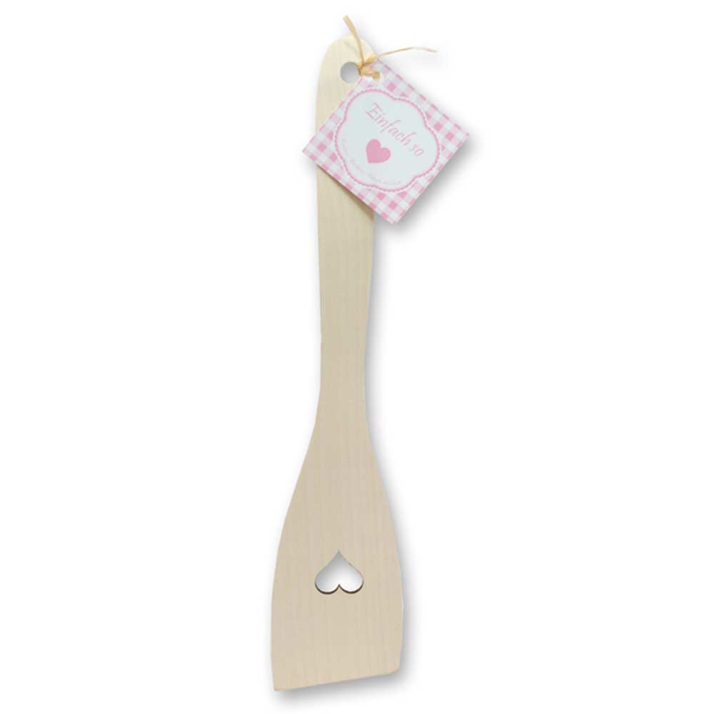 Chocolina - Pfannenwender Herz Holz mit herzförmiger Aussparung, mit einer Kordel zusammengebunden und einem rosa karierten Etikett mit der Aufschrift „handmade“.