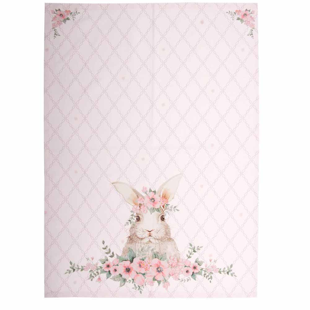 Ein Clayre & Eef - Geschirrtuch Hase Rosa Stückbedruckter Stoff mit einem Hasen und Blumen darauf.