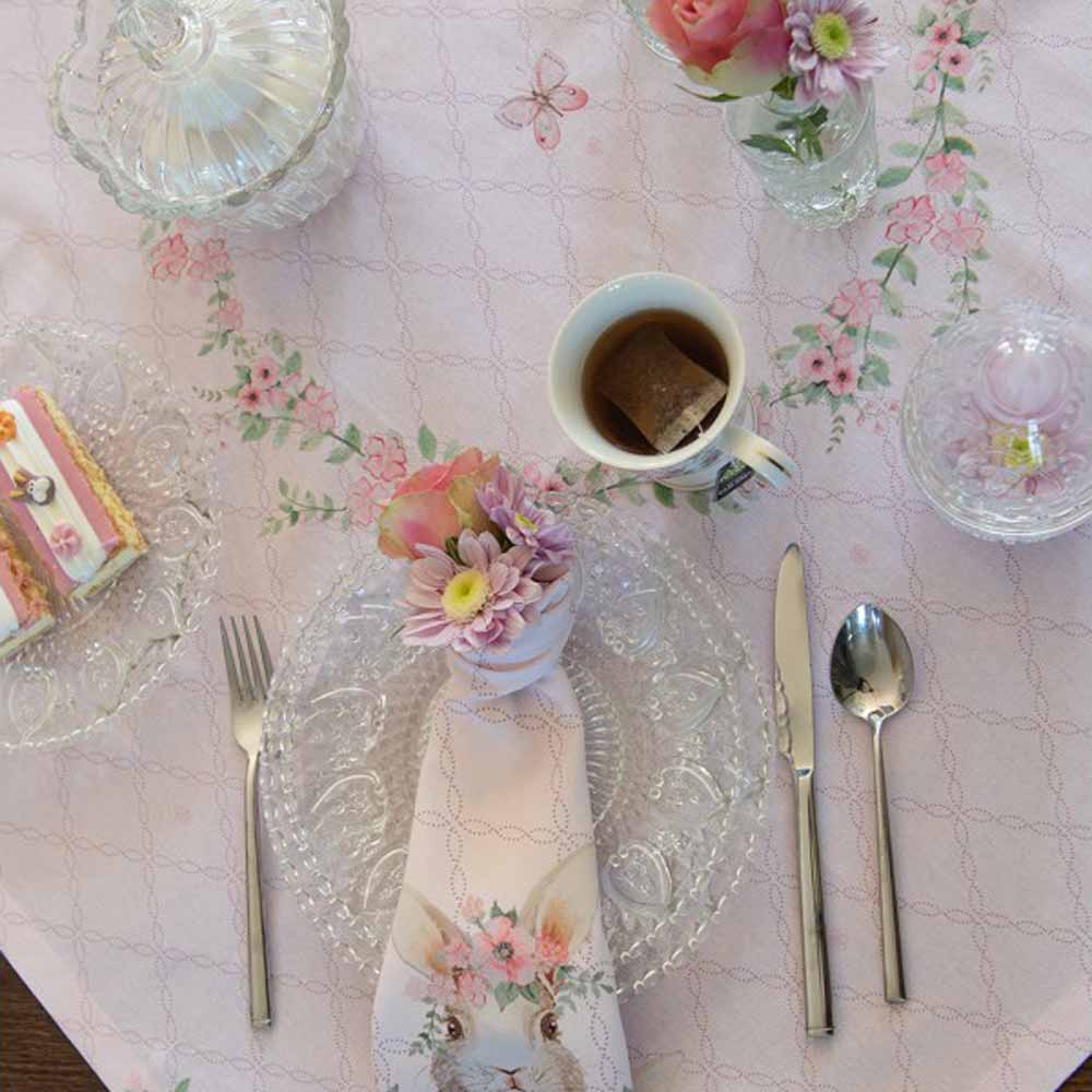 Ein von Clayre & Eef – Geschirrtuch Hase Rosa – Stückbedrucktes Tischgedeck mit Blumen und Besteck.