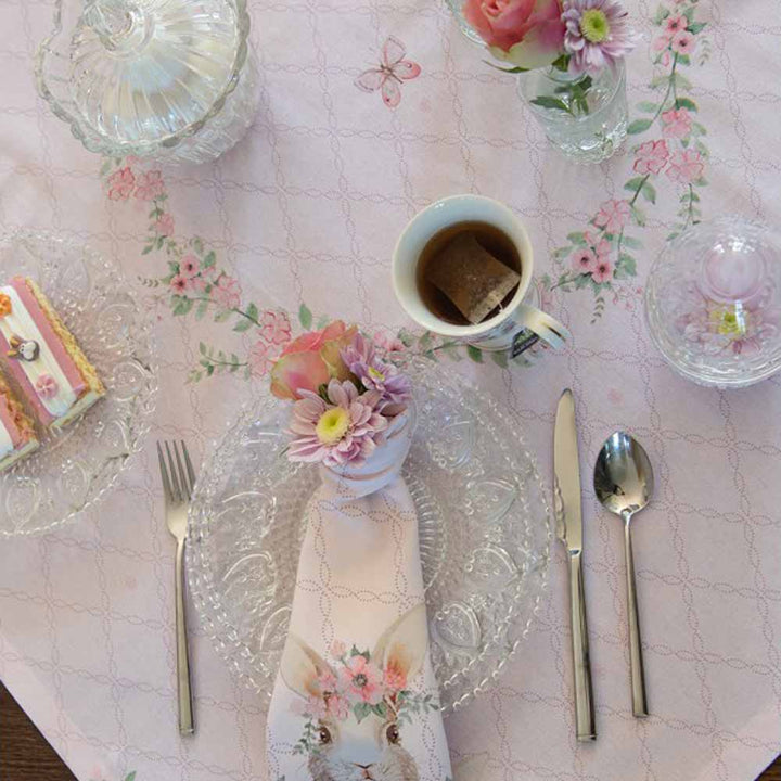 Ein Tisch mit einer Clayre & Eef - Tischdecke Hase Rosa und Gläsern.