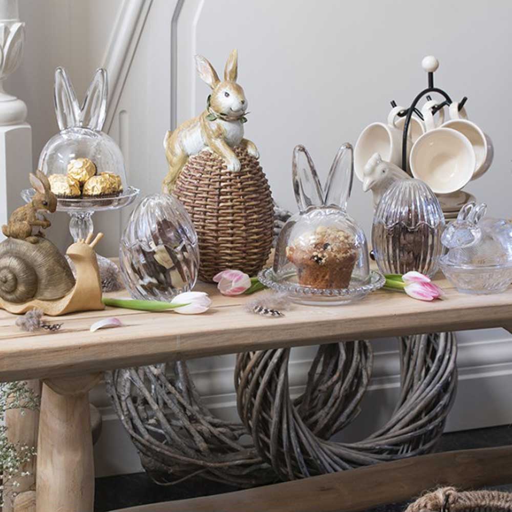 Clayre & Eef - Glasglocke Hase-Dekorationen auf einem Holztisch.