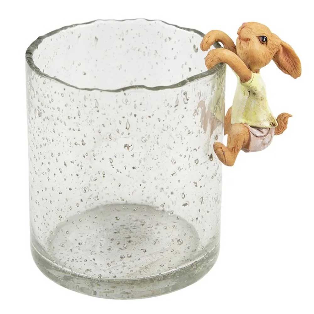 Ein Clayre & Eef - Hase Deko für Kante liegt in einer Glastasse.
