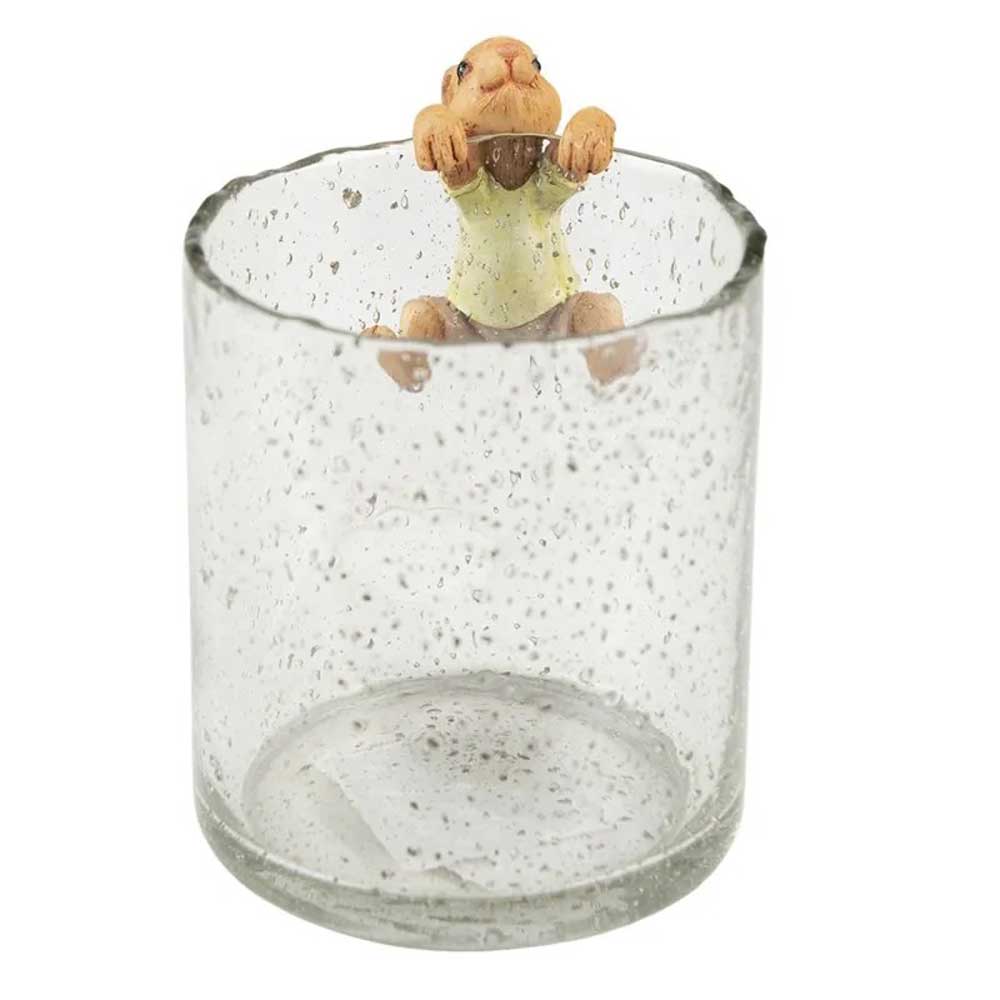 Ein Clayre & Eef - Hase Deko für Kante sitzend in einem Glas Wasser.