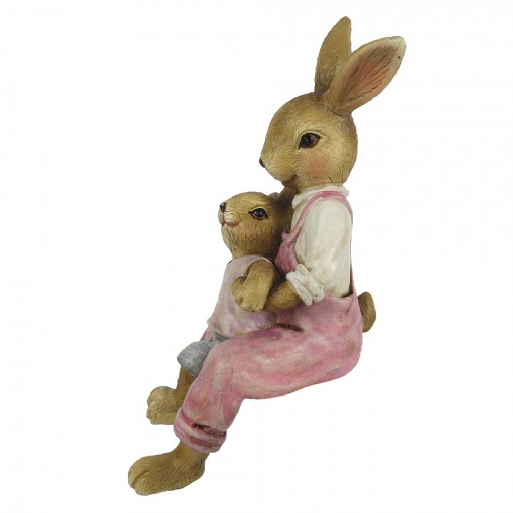 Ein Clayre & Eef – Hase Mama & Kind hält ein Häschenbaby.