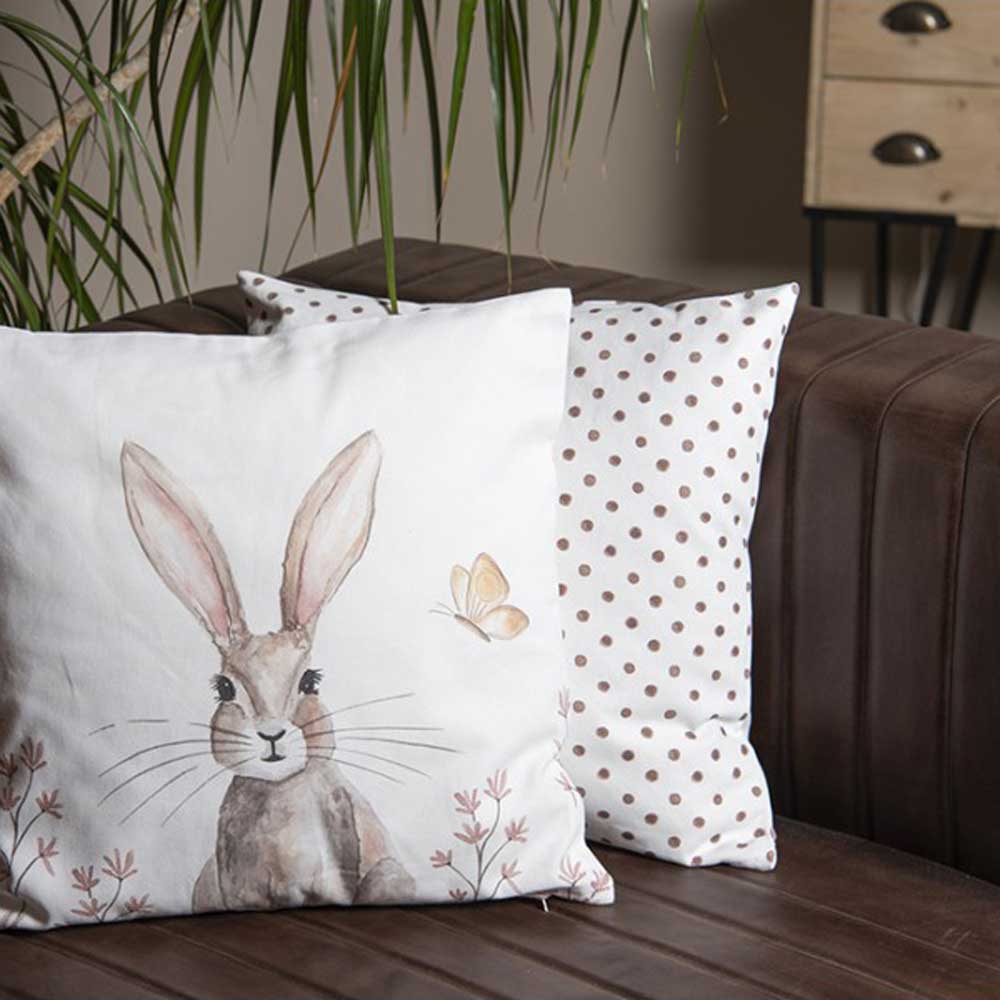Ein Kissen von Clayre & Eef mit einem Hasen und Punkten darauf.