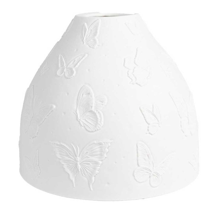 Eine weiße, kuppelförmige Vase von Clayre &amp; Eef mit geprägtem Schmetterlingsmuster auf der Porzellanoberfläche.
