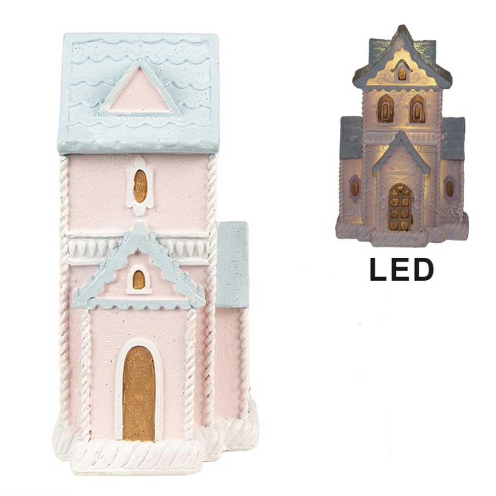 Das Clayre & Eef - Lebkuchenhaus Märchen mit LED 16 cm ist ein pastellfarbenes Modellhaus mit einem bezaubernden dreistöckigen Design mit dreieckigen Dächern. Ein kleines eingefügtes Bild hebt das bezaubernde Leuchten der eingebauten LED-Leuchten hervor.