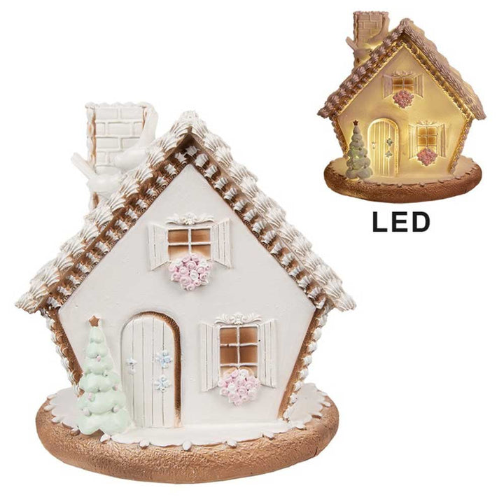 Das Clayre & Eef - Lebkuchenhaus mit LED 17 cm ist ein weiß-beiges Keramikhaus-Ornament mit beleuchteten und unbeleuchteten Ansichten. Es ist mit dekorativem Schnee, einem Baum und Weihnachtskränzen geschmückt, wobei die beleuchtete Version mit „LED“ beschriftet ist.