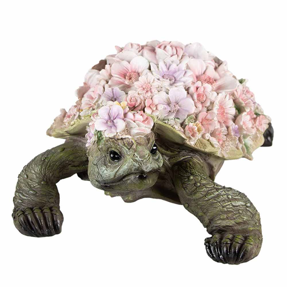 Eine Clayre & Eef - Schildkröte Deko mit Blumen auf dem Kopf.