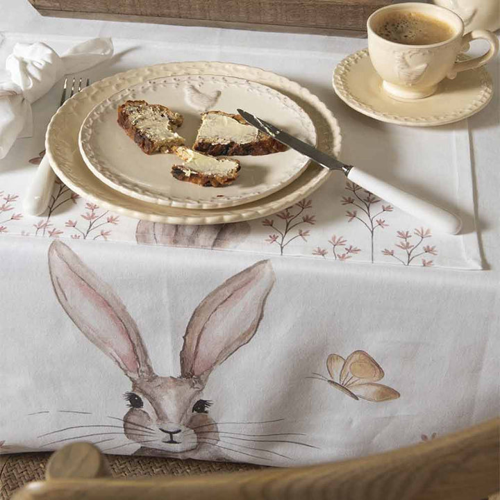 Eine Clayre & Eef - Tischdecke Hase beige mit Essen darauf und einer Tasse Kaffee auf einem Tisch.