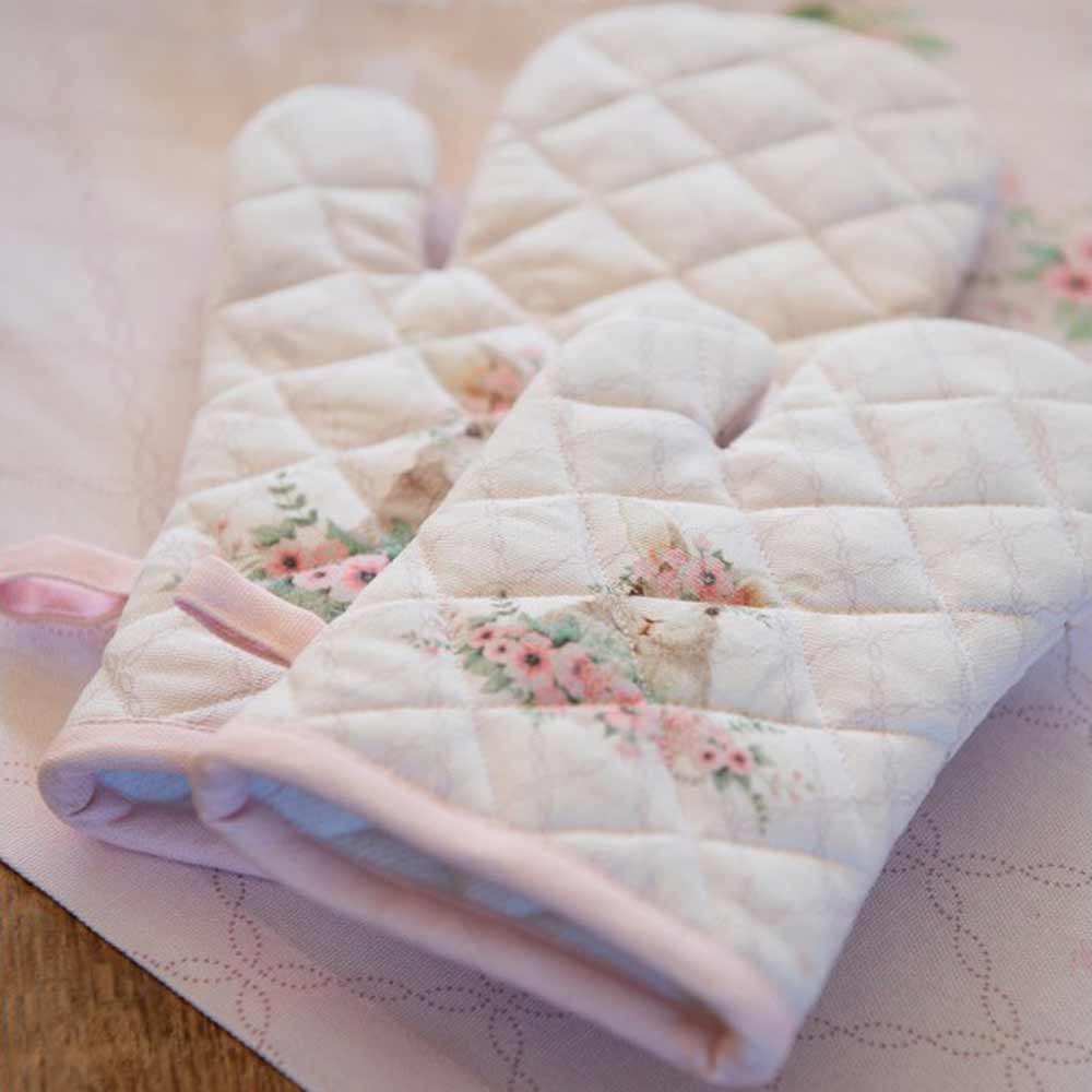 Zwei Clayre & Eef - Ofenhandschuh Hase Rosa auf einem Tisch.