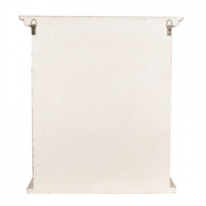 Ein Wandregal im Shabby-Chic-Stil von Clayre & Eef mit Metallgriffen auf weißem Hintergrund.