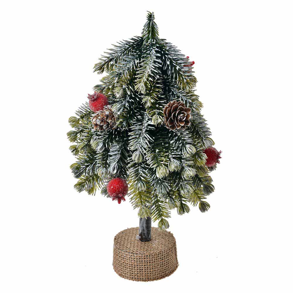 Der 24 cm große Weihnachtsbaum von Clayre & Eef ist ein kleiner künstlicher Weihnachtsbaum, der mit Tannenzapfen, roten Ornamenten und bereiften Zweigen geschmückt ist und auf einem mit Sackleinen umwickelten Sockel steht.