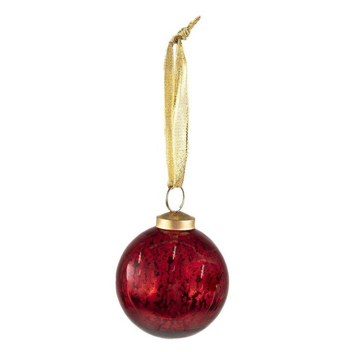 Ein rot marmoriertes Weihnachtsornament von Clayre & Eef mit 7 cm Durchmesser, einer goldenen Kappe und Schlaufe, das elegant an einem goldenen Band hängt.