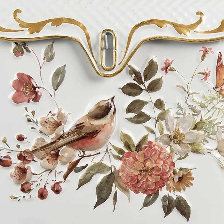 Eine Nahaufnahme eines Briefkastens Landhaus von Clayre & Eef mit einem Vogel, der zwischen verschiedenen Blumen und Blättern thront und mit goldenen Akzenten verziert ist.