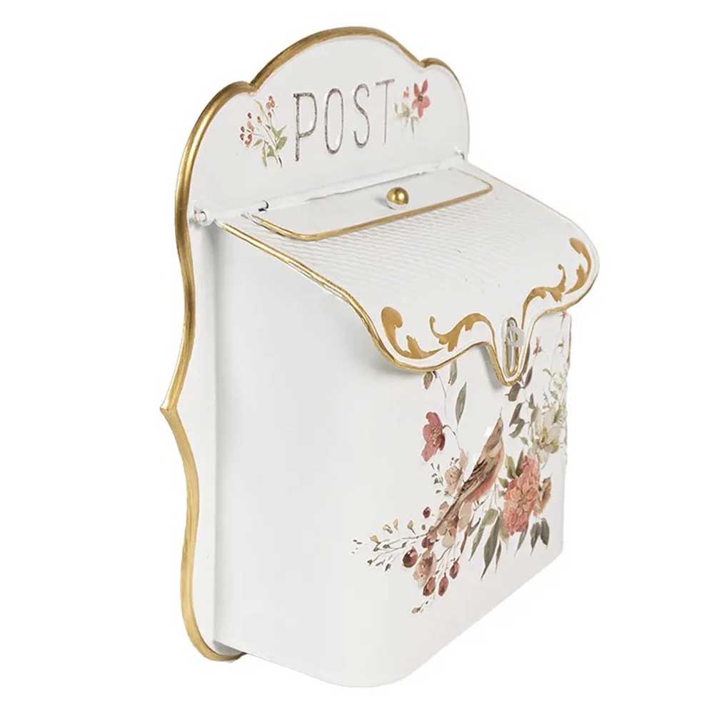 Weißer Clayre & Eef - Briefkasten Landhaus im Vintage-Stil mit dekorativen Blumenmustern und dem Wort „POST“ auf dem Deckel.