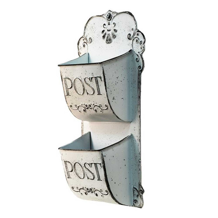 Der Clayre & Eef - Briefkasten Wand Shabby Chic ist ein wandmontierter Briefhalter aus Metall im Vintage-Stil mit zwei Schlitzen, die jeweils mit „POST“ beschriftet sind.