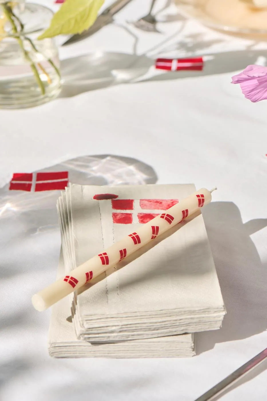 Ib Laursen - Dünne hohe Kerze mit dänischen Flaggen