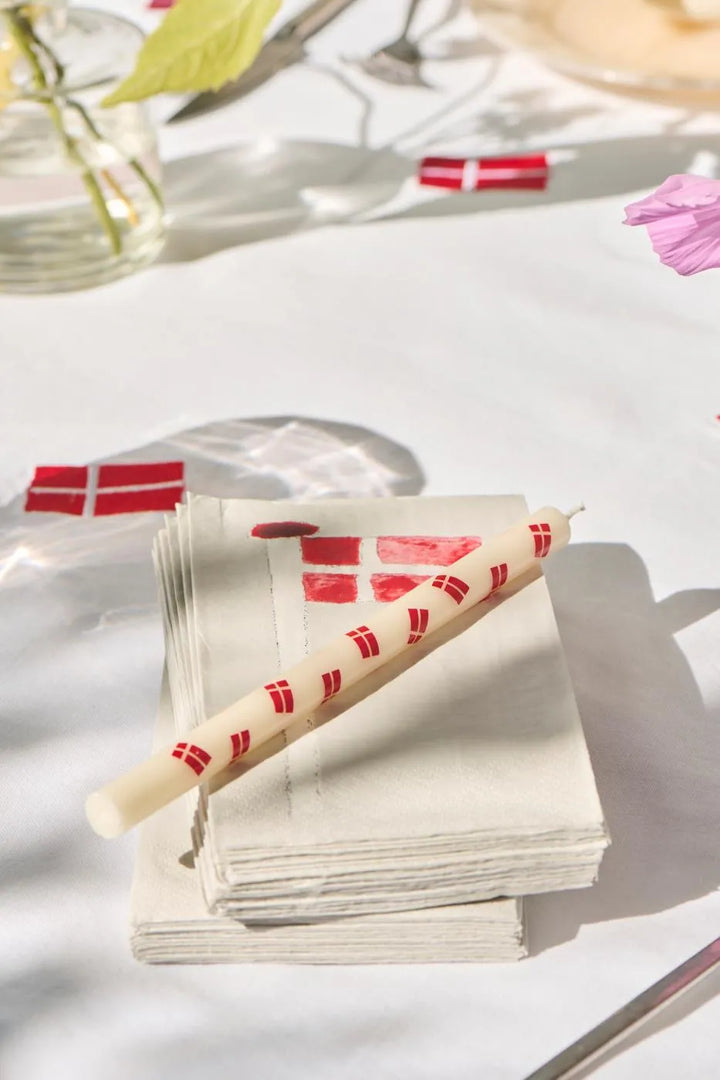 Ib Laursen - Dünne hohe Kerze mit dänischen Flaggen