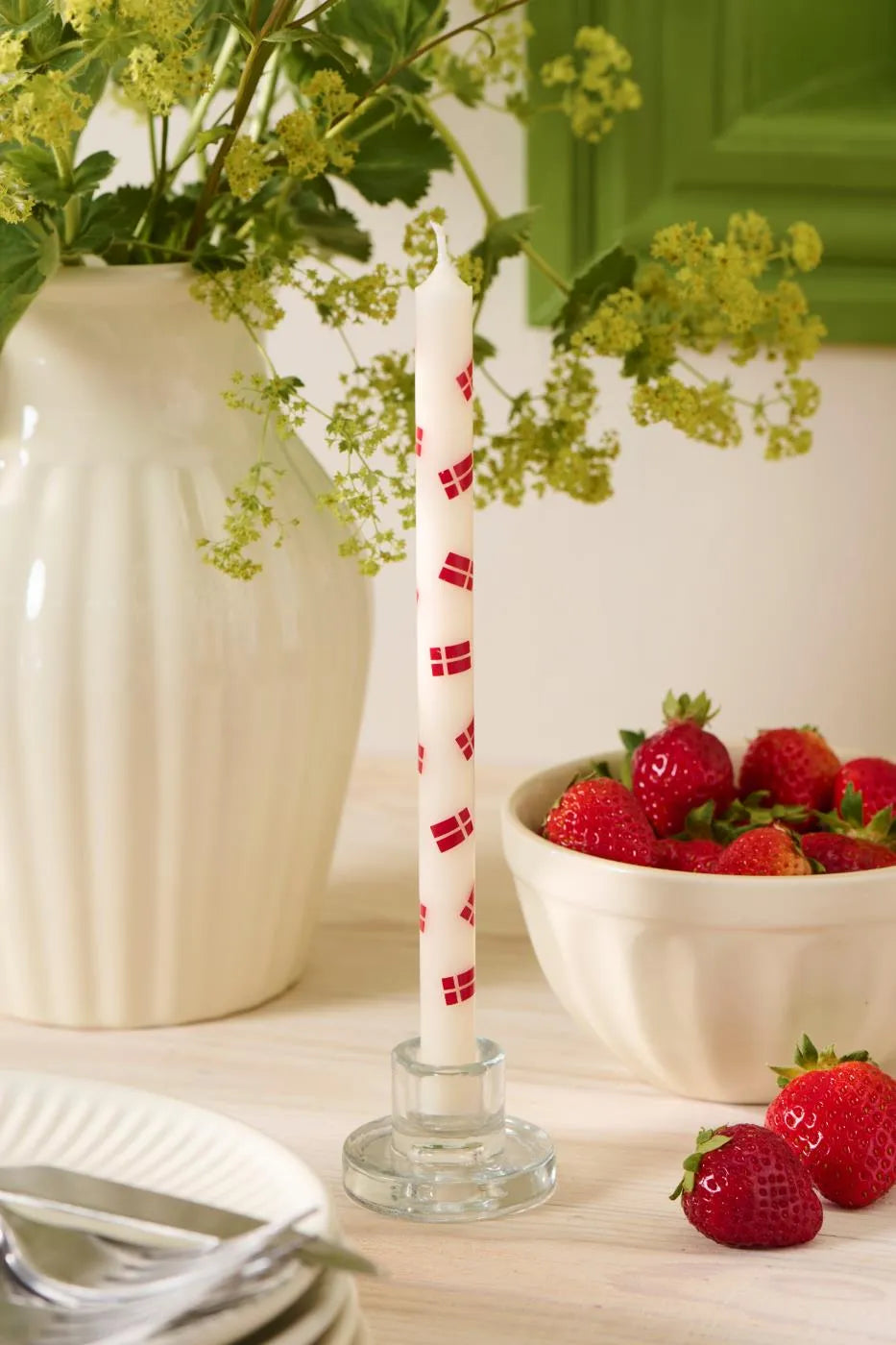 Ib Laursen - Dünne hohe Kerze mit dänischen Flaggen