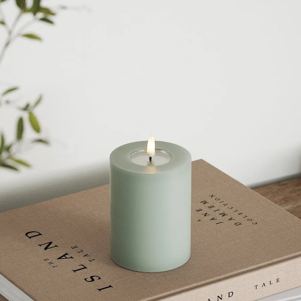 Deluxe Homeart - Stumpenkerze LED Salbei Green (7,5 × 10 cm)