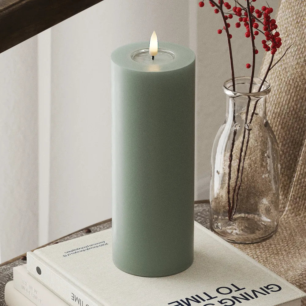 Deluxe Homeart - Stumpenkerze LED Salbei Green (7,5 × 20 cm)