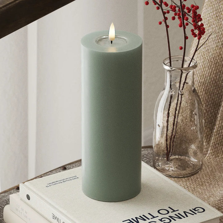 Deluxe Homeart - Stumpenkerze LED Salbei Green (7,5 × 20 cm)