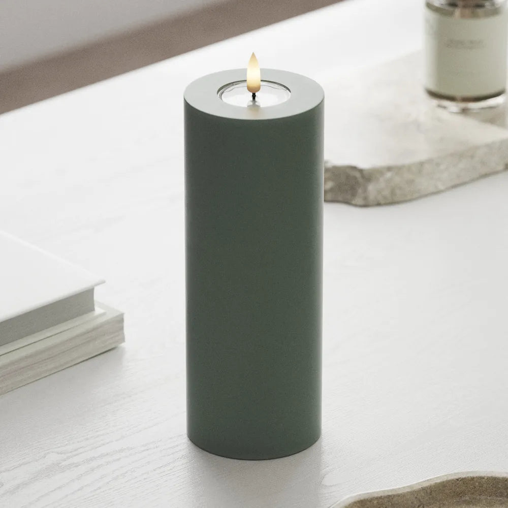 Deluxe Homeart - Stumpenkerze LED Salbei Green (7,5 × 20 cm)