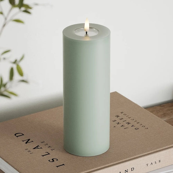 Deluxe Homeart - Stumpenkerze LED Salbei Green (7,5 × 20 cm)