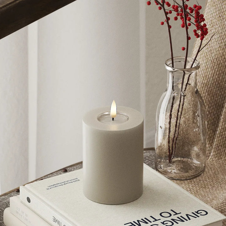 Deluxe Homeart - Stumpenkerze LED Sand (7,5 × 10 cm)