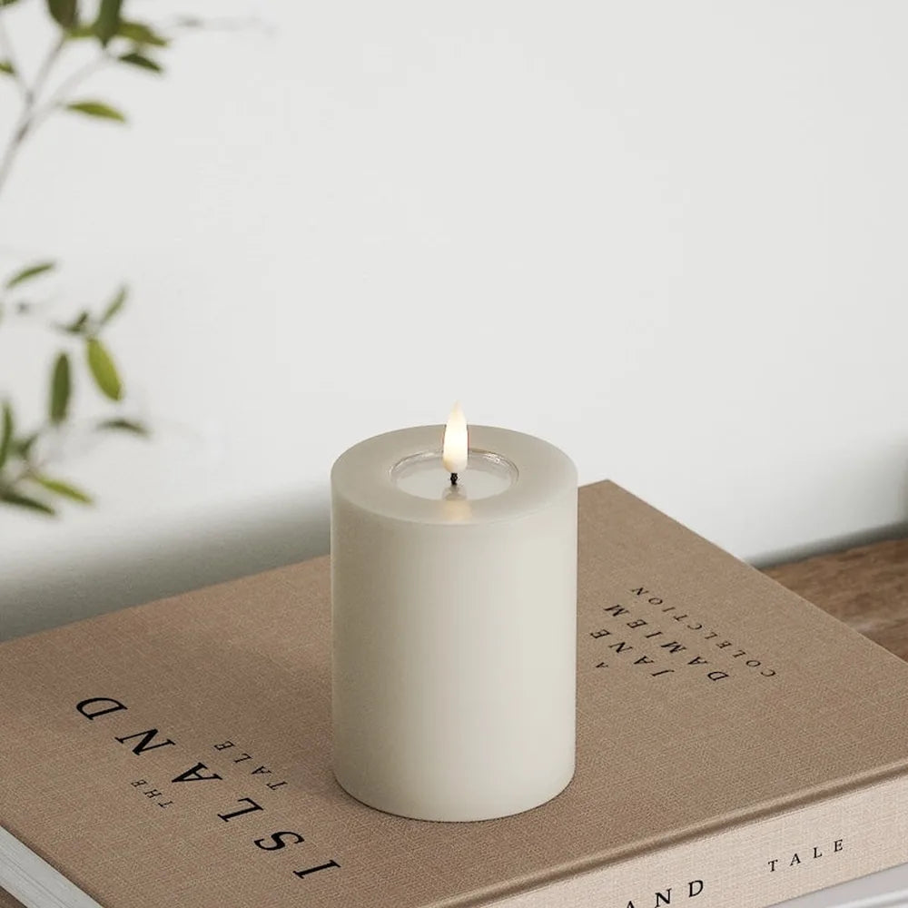 Deluxe Homeart - Stumpenkerze LED Sand (7,5 × 10 cm)