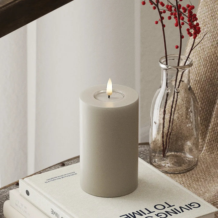 Deluxe Homeart - Stumpenkerze LED Sand (7,5 × 12,5 cm)