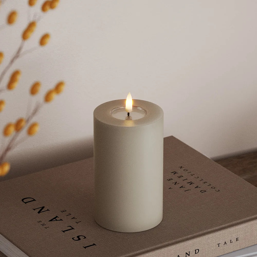 Deluxe Homeart - Stumpenkerze LED Sand (7,5 × 12,5 cm)