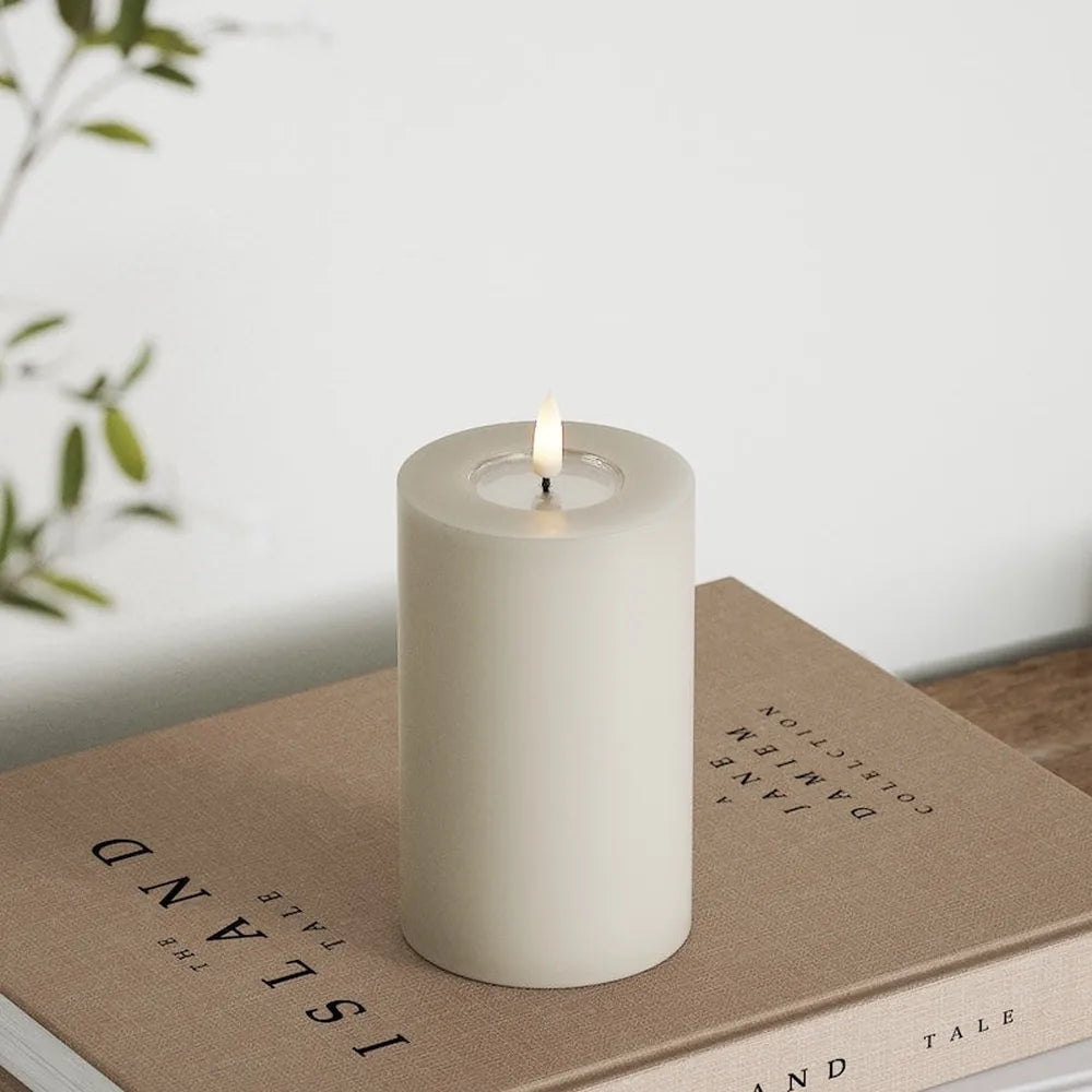 Deluxe Homeart - Stumpenkerze LED Sand (7,5 × 12,5 cm)