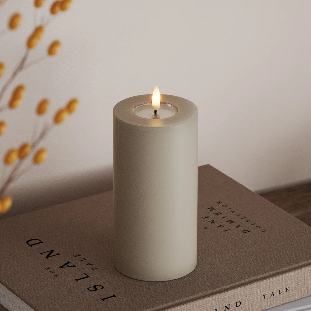 Deluxe Homeart - Stumpenkerze LED Sand (7,5 × 15 cm)