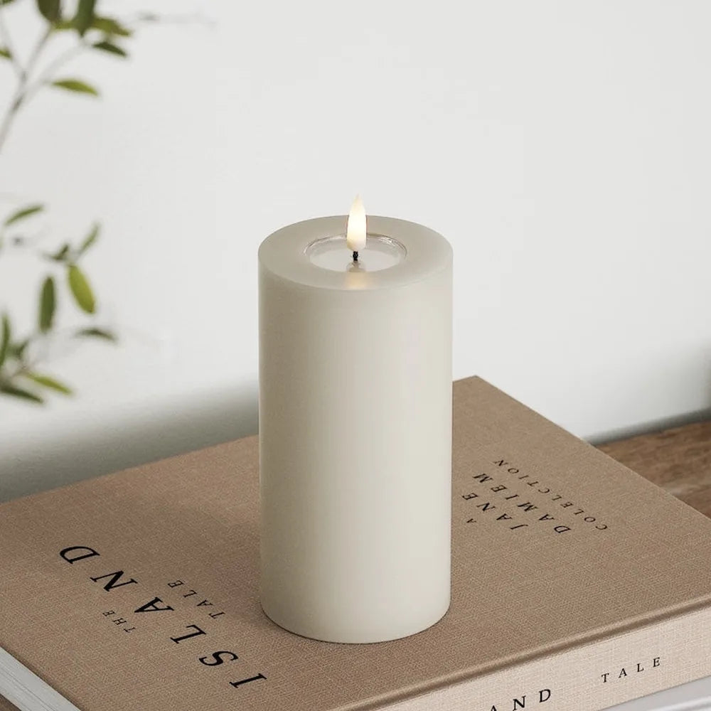Deluxe Homeart - Stumpenkerze LED Sand (7,5 × 15 cm)
