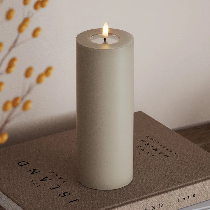 Deluxe Homeart - Stumpenkerze LED Sand (7,5 × 20 cm)