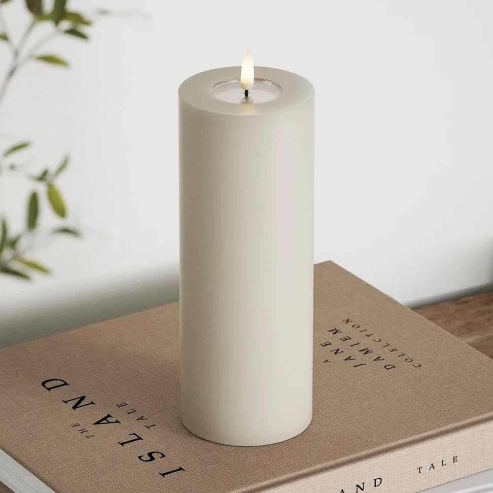 Deluxe Homeart - Stumpenkerze LED Sand (7,5 × 20 cm)